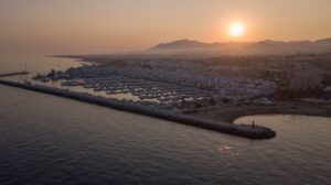 Jachthaven en kust van Marbella bij zonsondergang
