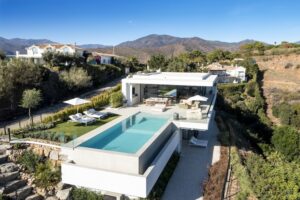 Vue aérienne de villas sur les collines de Benahavís