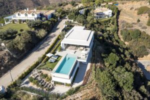 Vue aérienne d'une villa avec piscine sur les collines de Benahavís