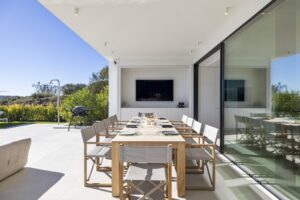 Terrasse couverte avec table à manger d'une villa à Monte Mayor, Benahavís
