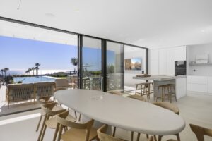 Cuisine ouverte avec vue mer dans une villa à Monte Mayor, Benahavís