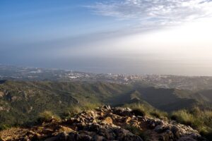 Uitzicht vanuit de bergen van Ojén over Marbella en de kust