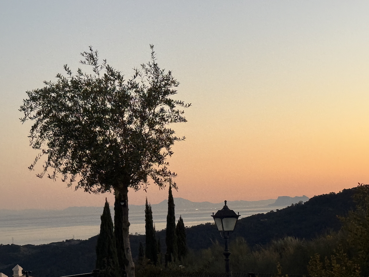 Zonsondergang met zicht op Gibraltar en Afrika vanaf de Costa del Sol