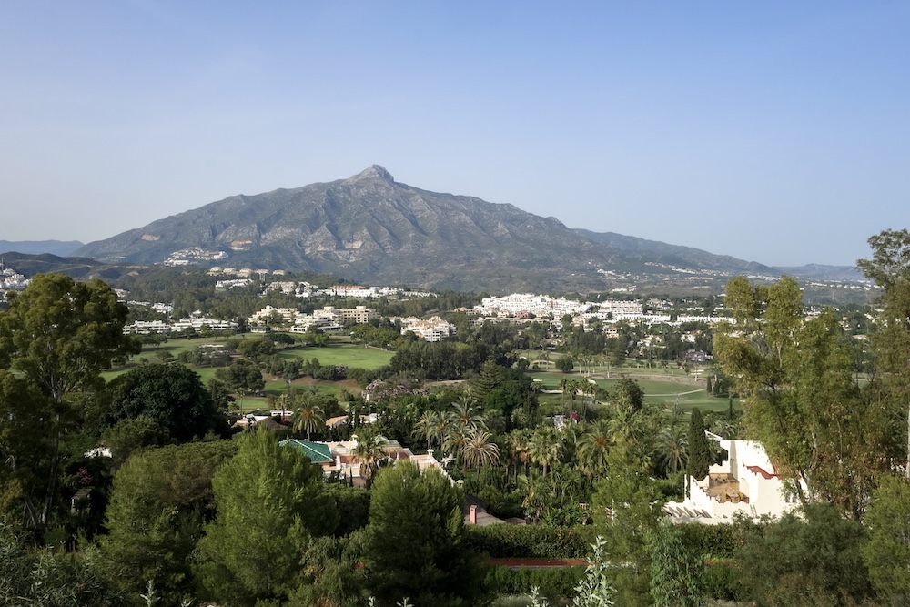 Golfbaan in Nueva Andalucía met zicht op La Concha