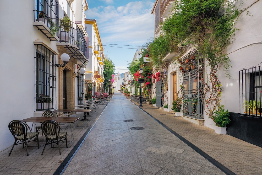 Bloemrijke straatjes in de oude stad van Marbella