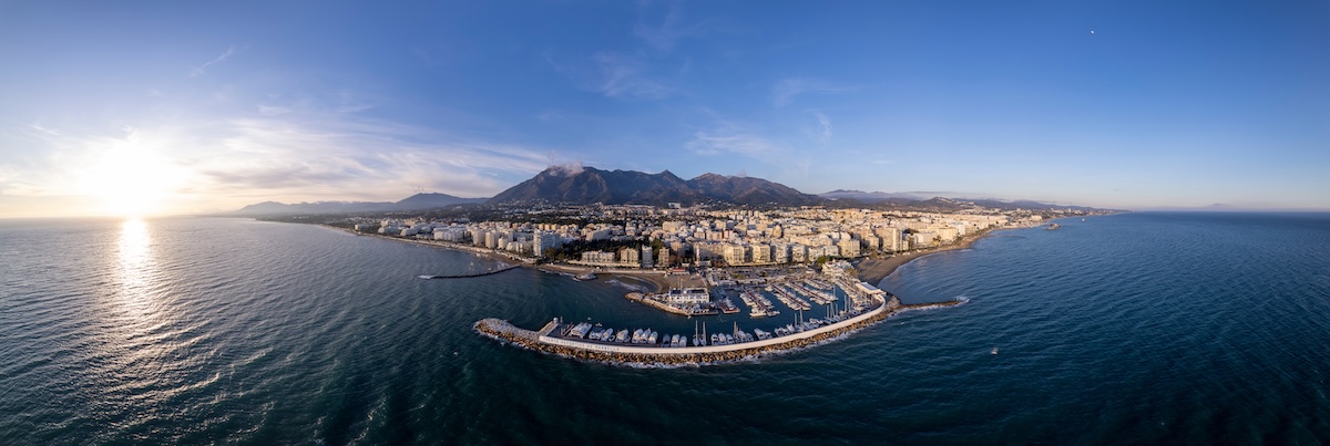 Luchtfoto van de kust van Marbella met Puerto Banús en La Concha