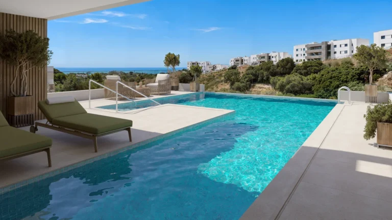 Piscine avec transats et vue sur la mer à Tempo, Altos de los Monteros
