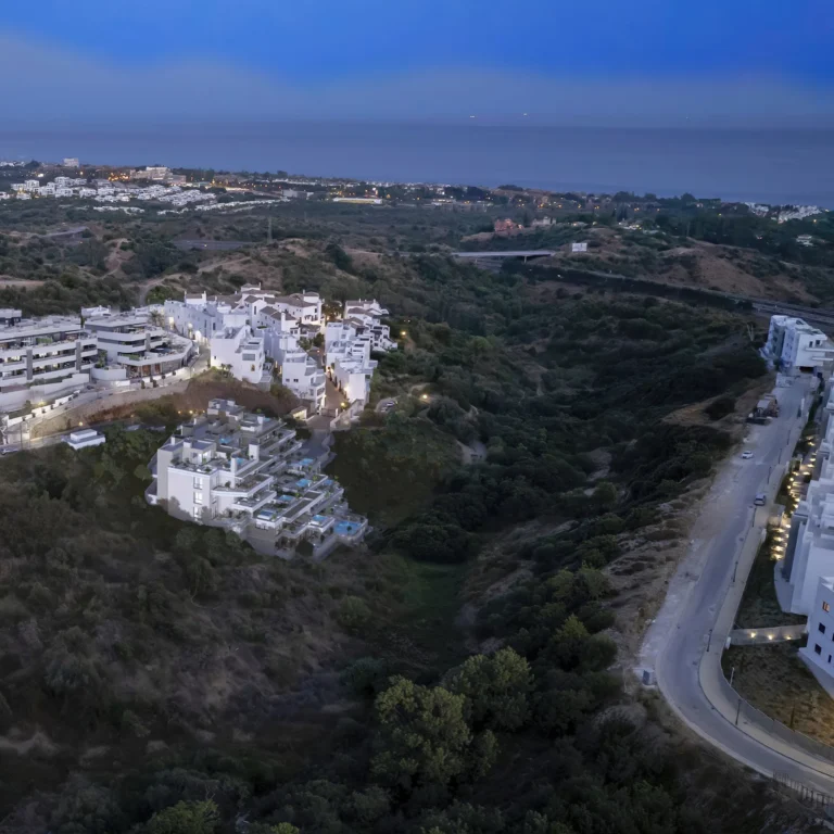 Vue aérienne d'Altos de los Monteros au coucher du soleil, en direction de la mer