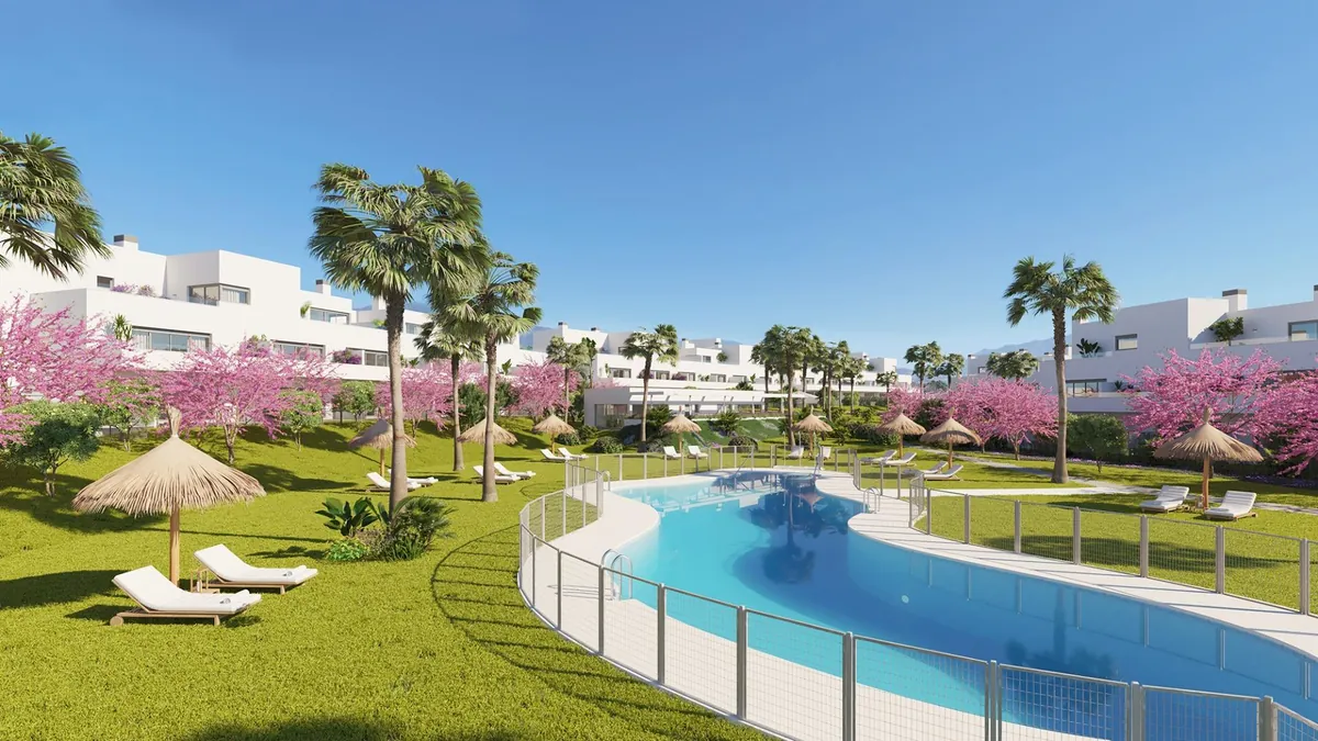 Piscine et plage d'Acqua Gardens sur le New Golden Mile