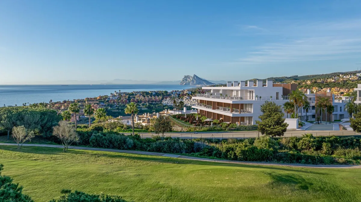Piscina desbordante de Alcaidesa Homes junto al campo de golf