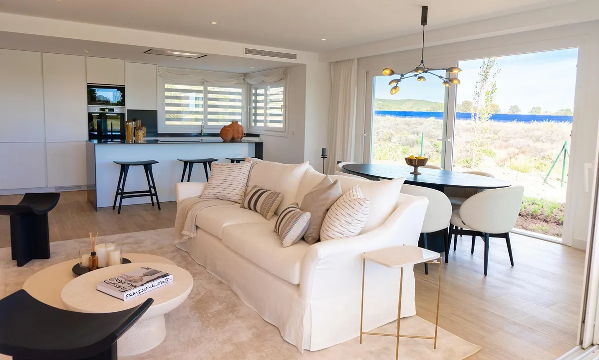 Terras van een appartement in Alcazaba Lagoon IV met zeezicht