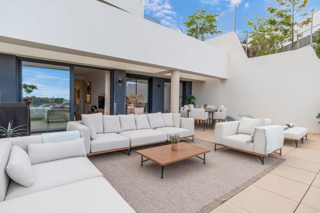 Groot terras met loungehoek in Medblue Los Monteros