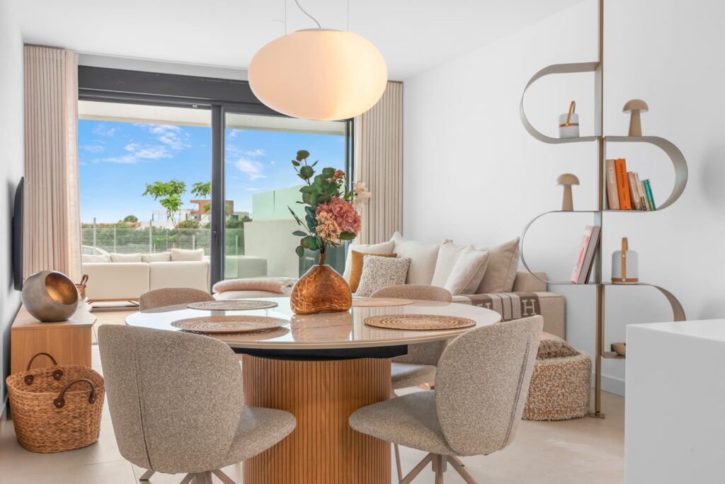 Eethoek binnen met designverlichting