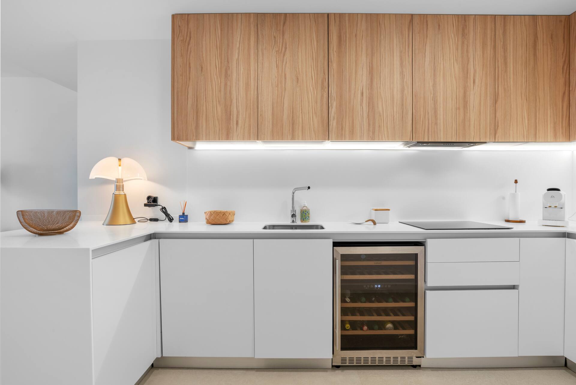 Moderne keuken met wijnkoelkast