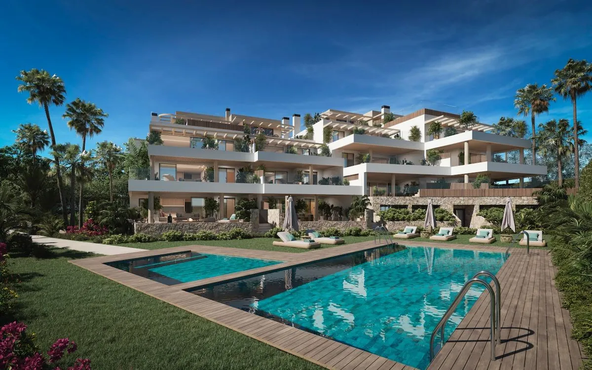 Twee appartementsgebouwen van Aruna tussen de dennen van Cabopino Golf