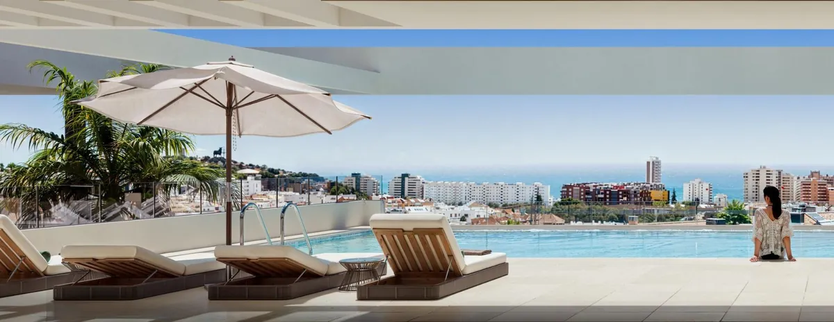 Piscine à débordement sur le toit d'Astra Homes