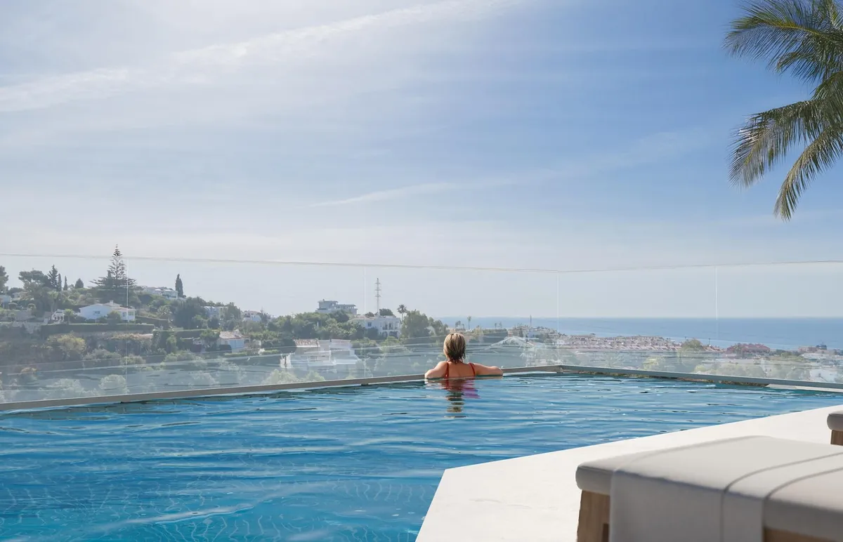 Piscine avec solarium à Belvedere Collection