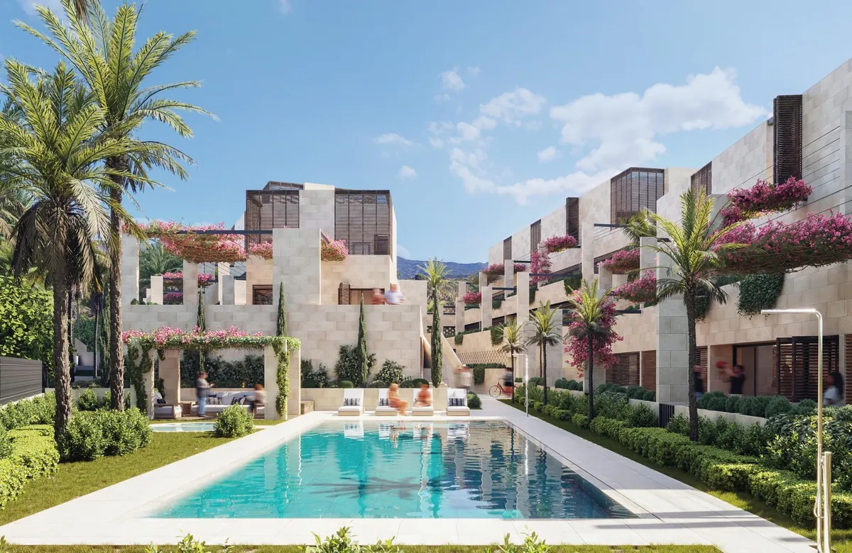 Chemins piétons entre les logements de Bougainvillea à Estepona