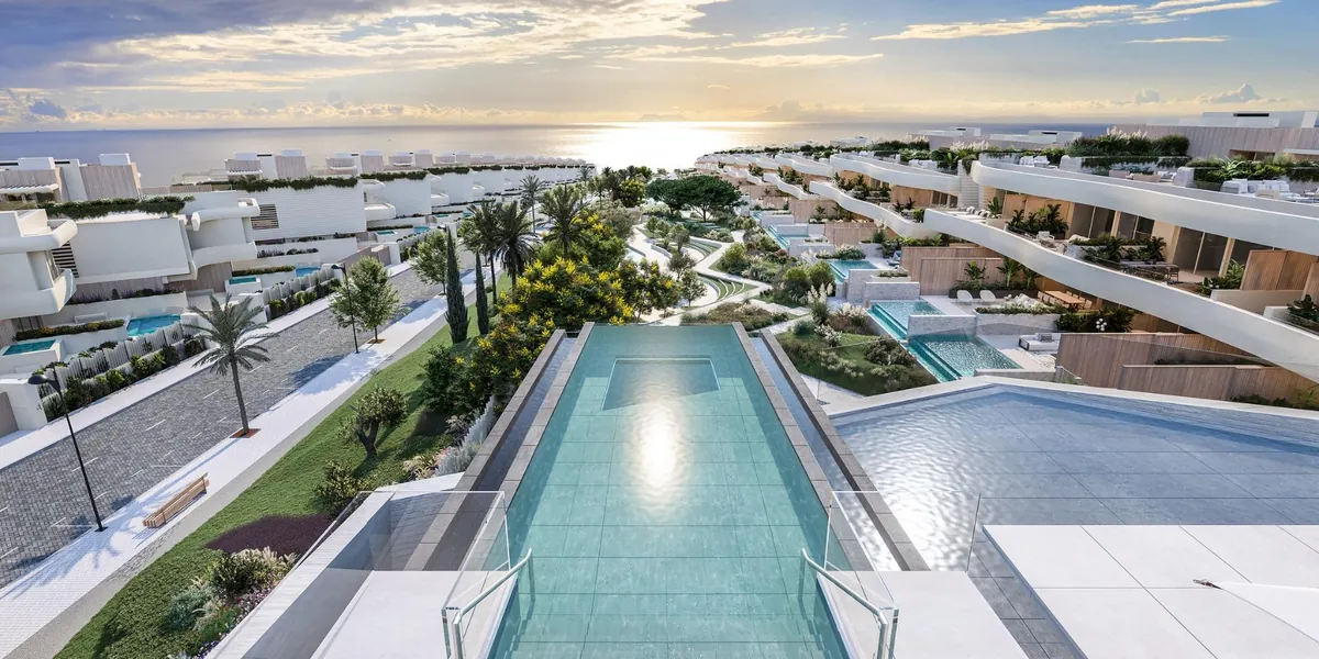 Vue aérienne de Dunique Marbella derrière les dunes de Las Chapas