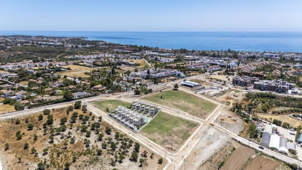 Eleven 41, Estepona 1 Façade d'une maison mitoyenne d'Eleven 41, Los Flamingos Estepona