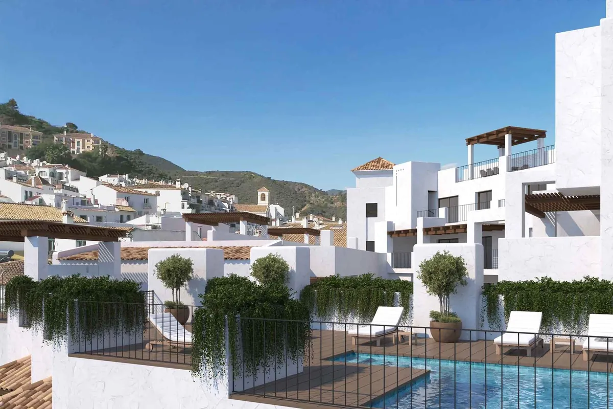 Fachada del residencial Fuente Lirios en el pueblo de Benahavís