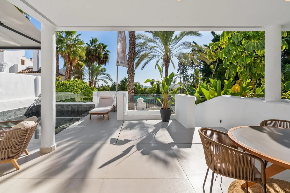 Toit-terrasse avec jacuzzi et vue mer à Golden Hills Estepona