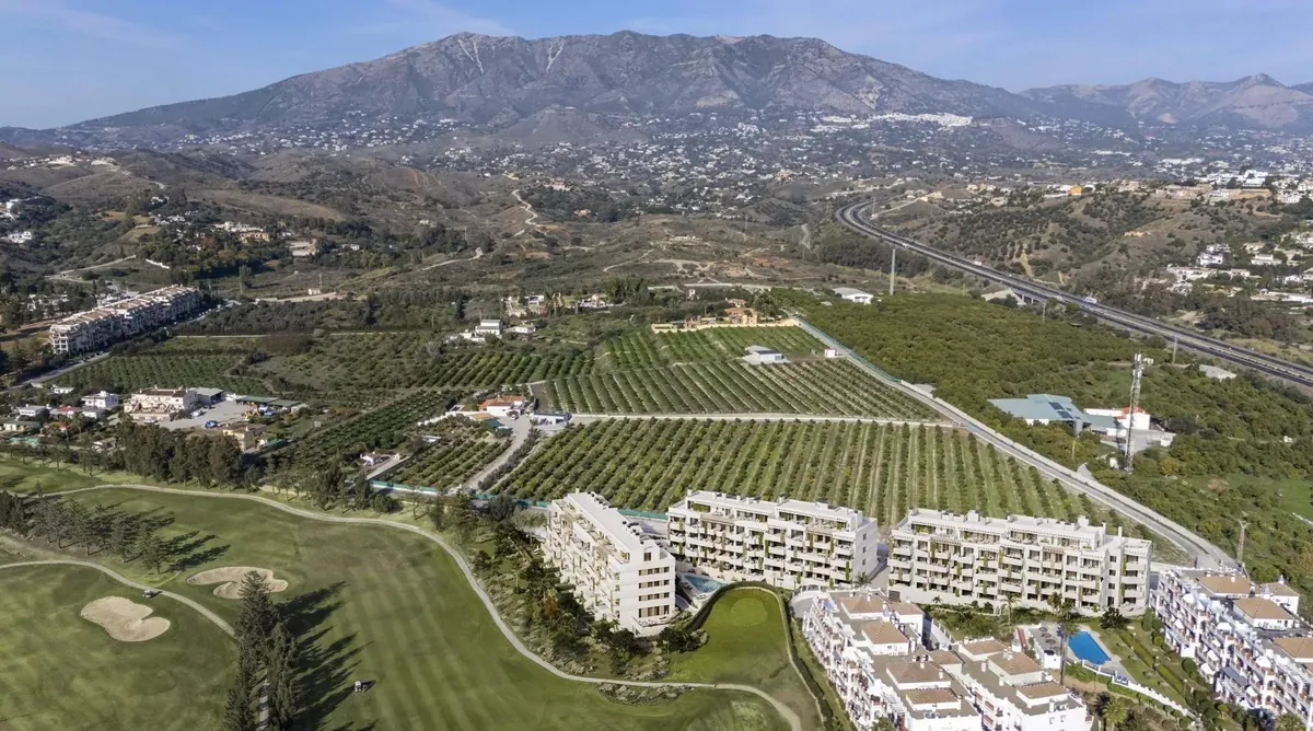 Piscine centrale avec solarium à Helvet Green Mijas