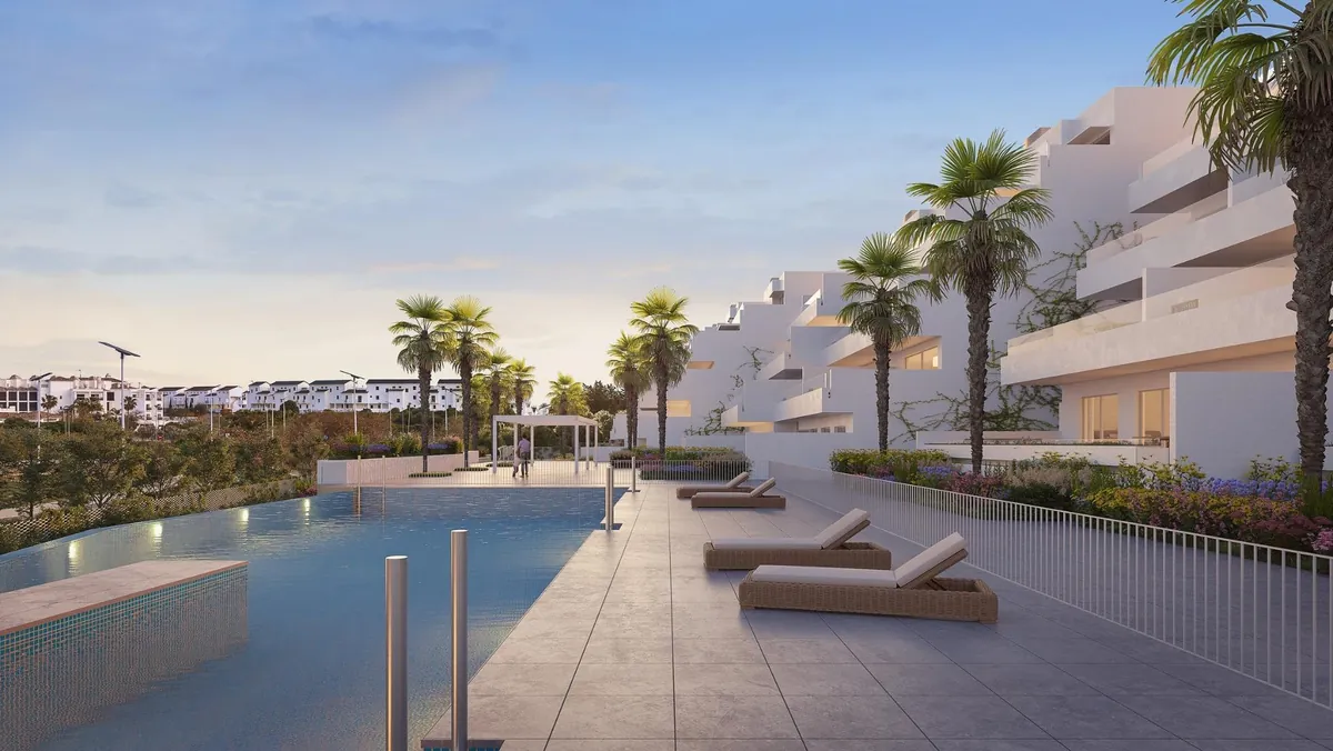 Piscine à débordement avec vue mer dans la résidence iSea Estepona