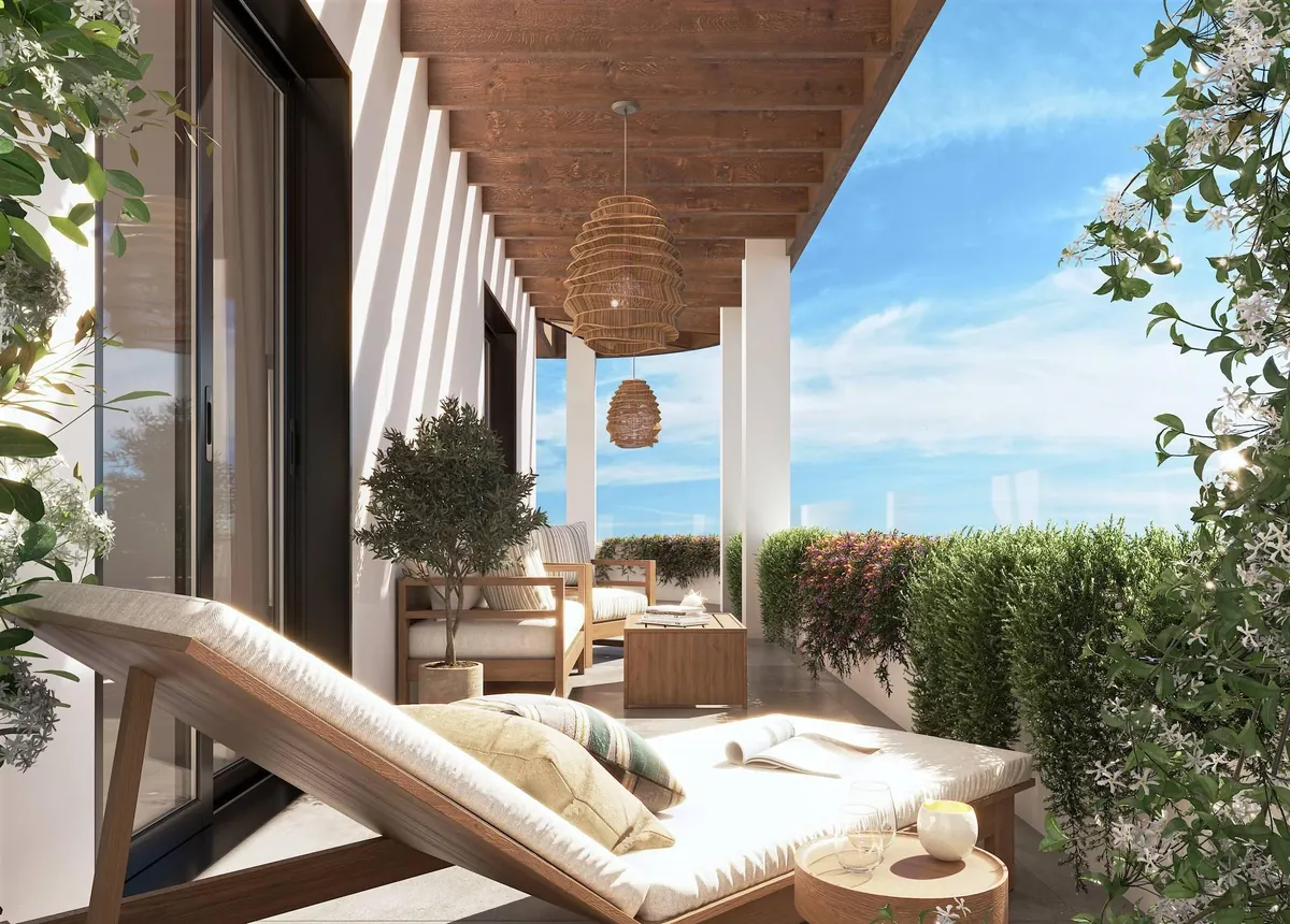 Façade blanche avec pergolas en bois de Laguna Nova à Mijas