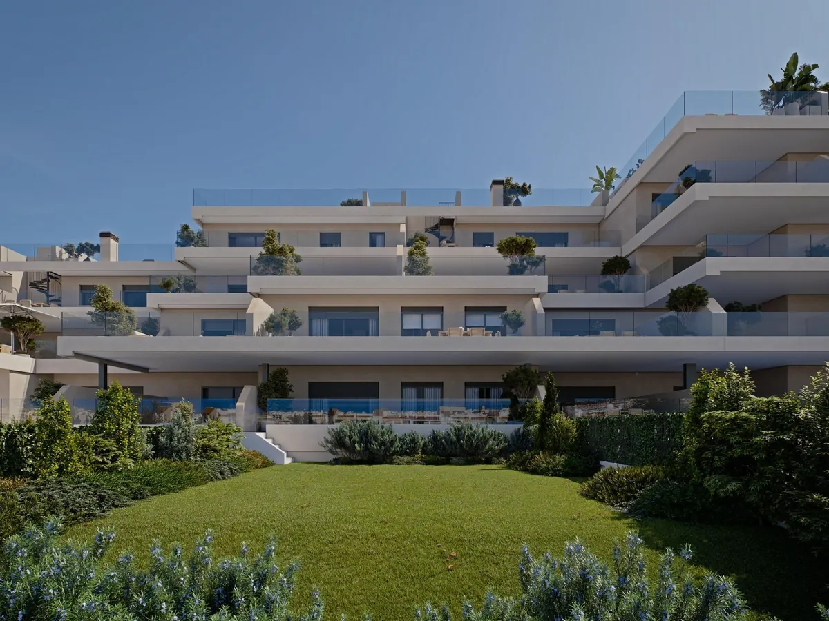 Immeuble bas de Las Mesas Sea Suites avec garde-corps en verre à Estepona
