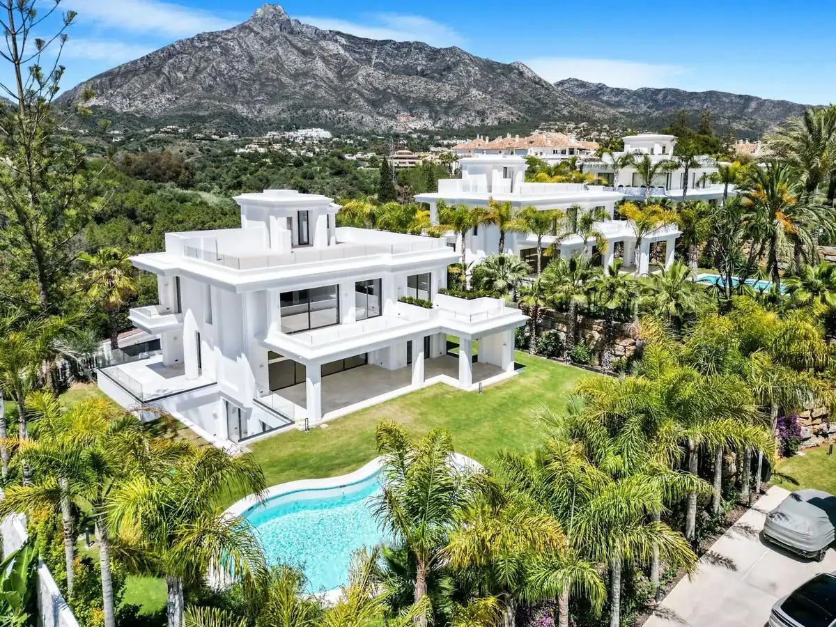 Espace de vie ouvert avec îlot de cuisine dans une villa de Lomas Villas