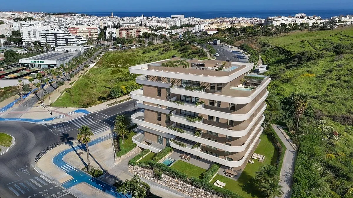 Piscine sur le toit-terrasse de LOOA Estepona