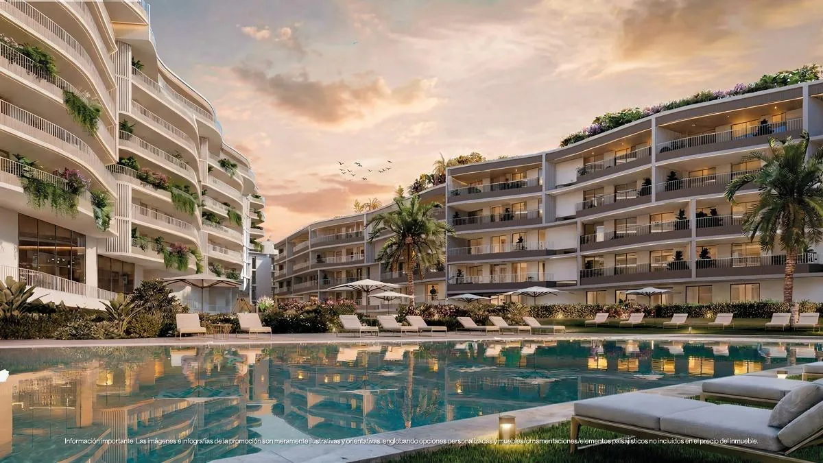 Piscina exterior entre los jardines de Magna Torremolinos