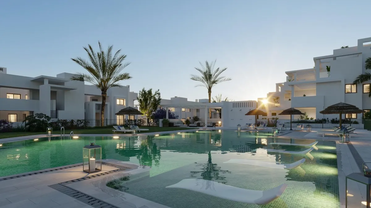 Piscine à débordement avec transats à Mala Kai Resort, Estepona