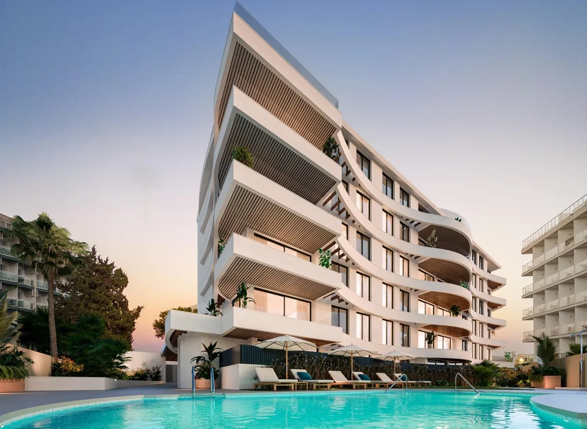 Fachada ondulada de Marina Golden Bay en Benalmádena