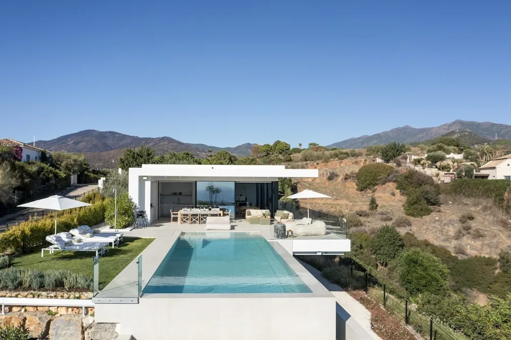 Villa con piscina infinita entre las colinas verdes de Monte Mayor, Benahavís