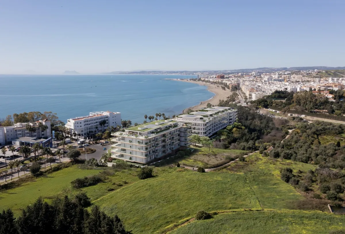 Terraza orientada al sur de un piso en Nacare, Estepona