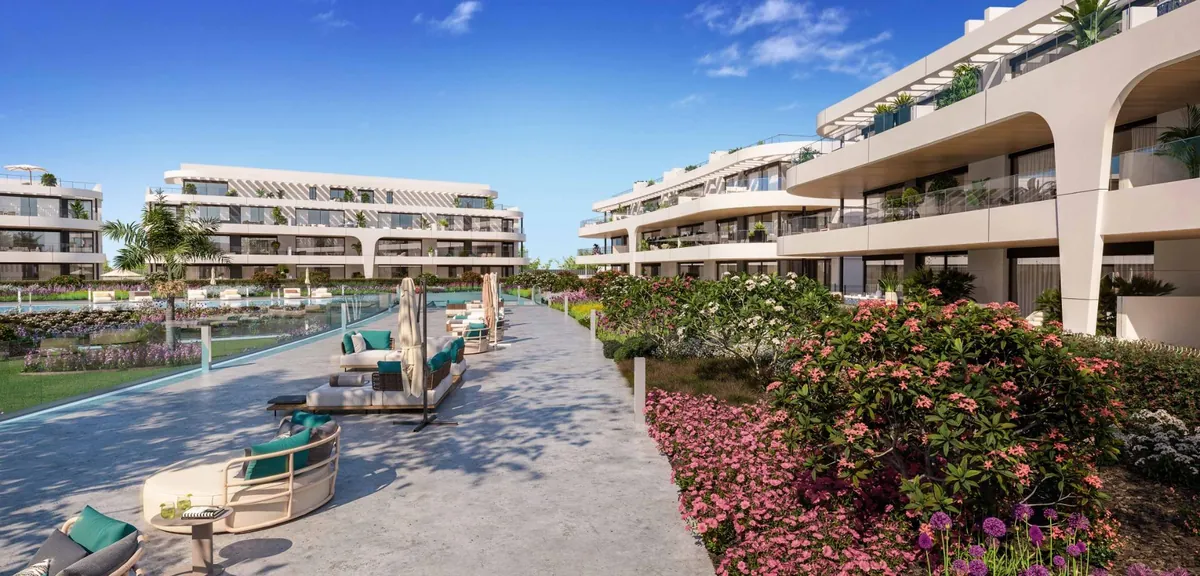Buitenzwembad tussen de tuinen van Naya Residences