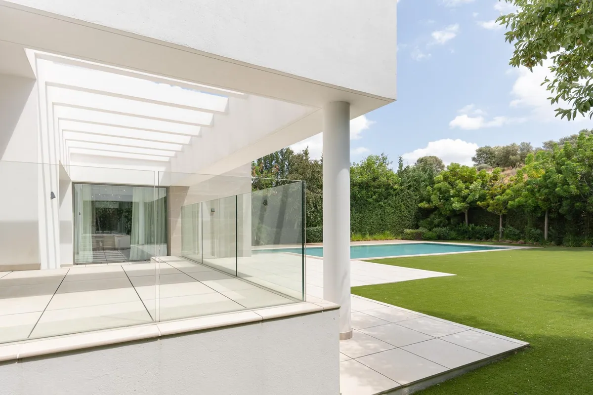 Jardin aux plantations matures d'une villa de Nine in Paradise