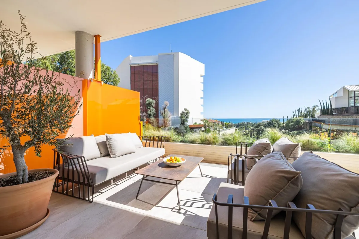 Solárium con piscina privada de un ático en North Residences