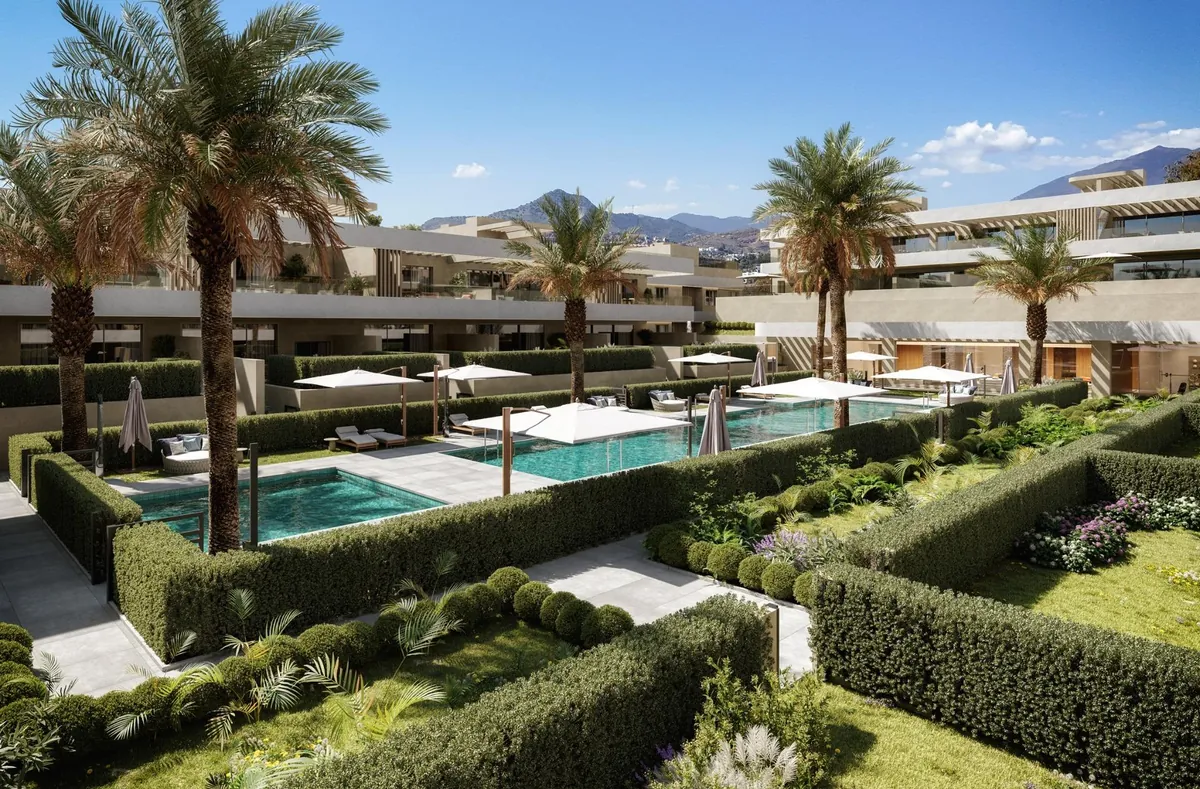 Laagbouw van Omnia tussen de tuinen in El Campanario, Estepona