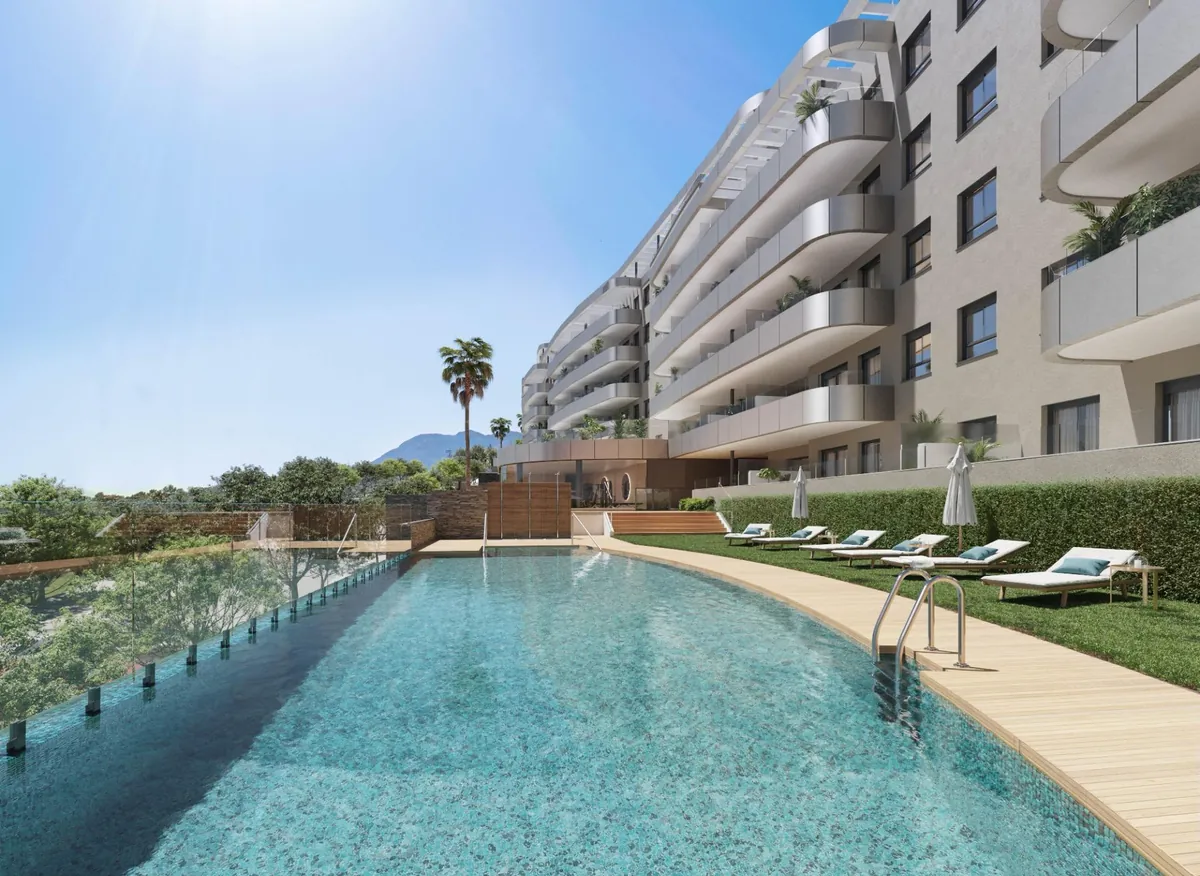 Piscina entre los jardines de One Oak en Torremolinos