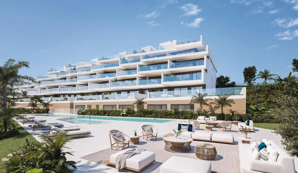 Piscina desbordante con vistas al mar en Pure Sun II, Manilva