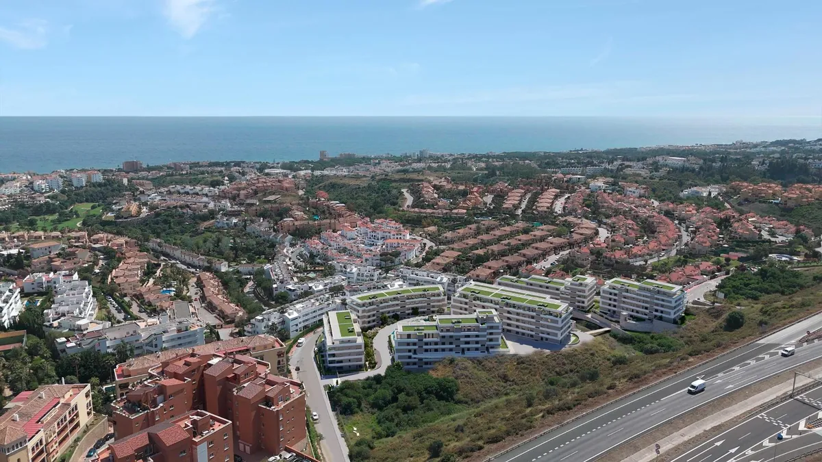 Piscine à débordement avec solarium à Riviera Hill