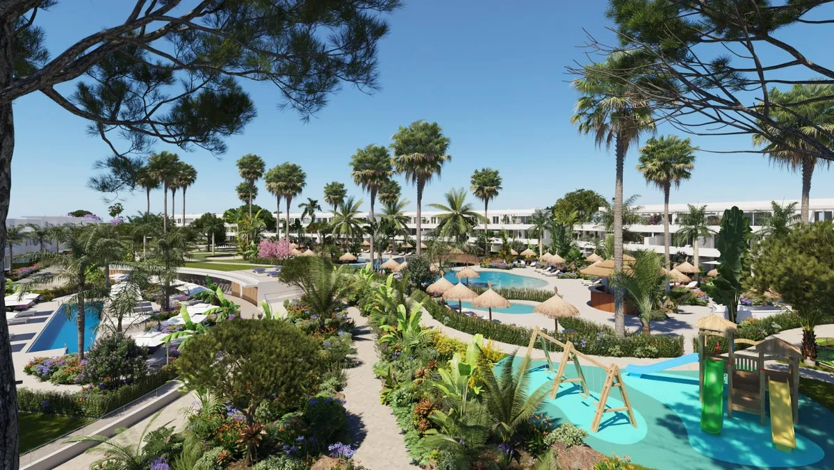 Piscina con entrada tipo playa en Serenity, La Alcaidesa