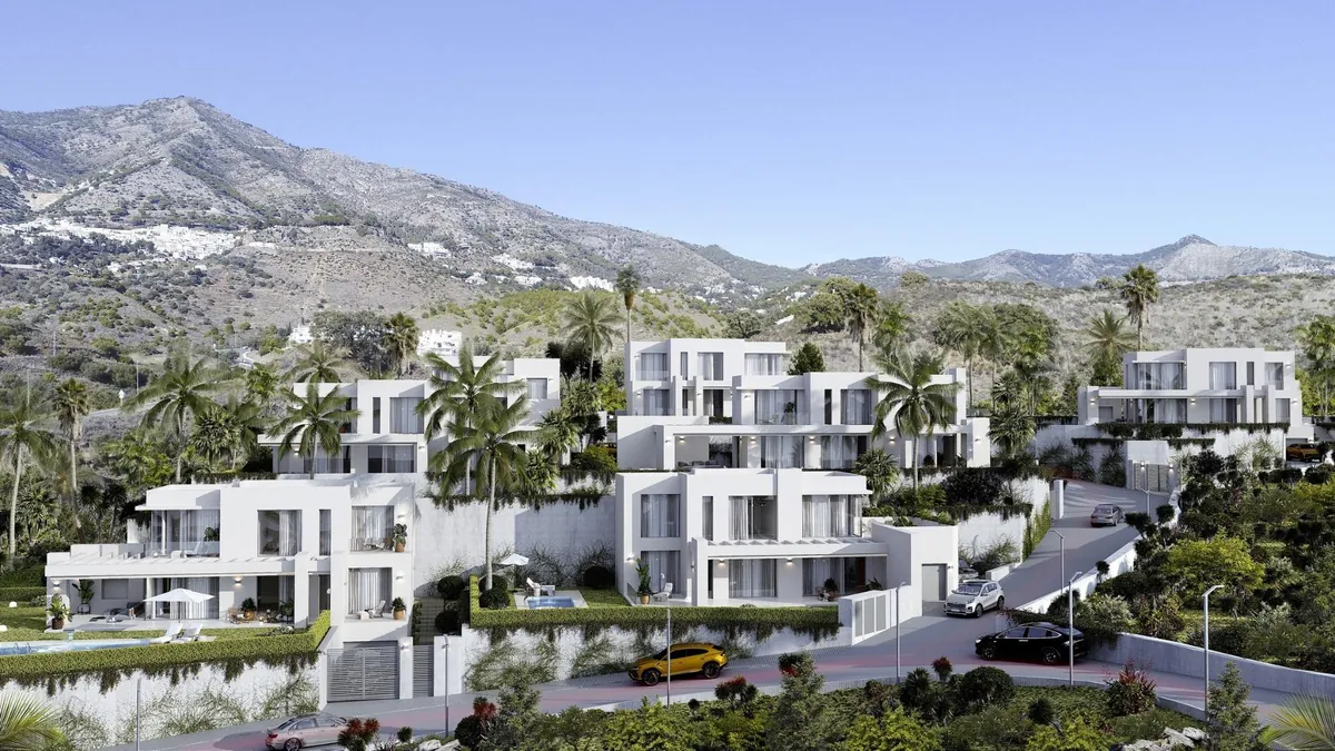 Piscina privada y terraza con vistas al mar en Seven Pearls Mijas