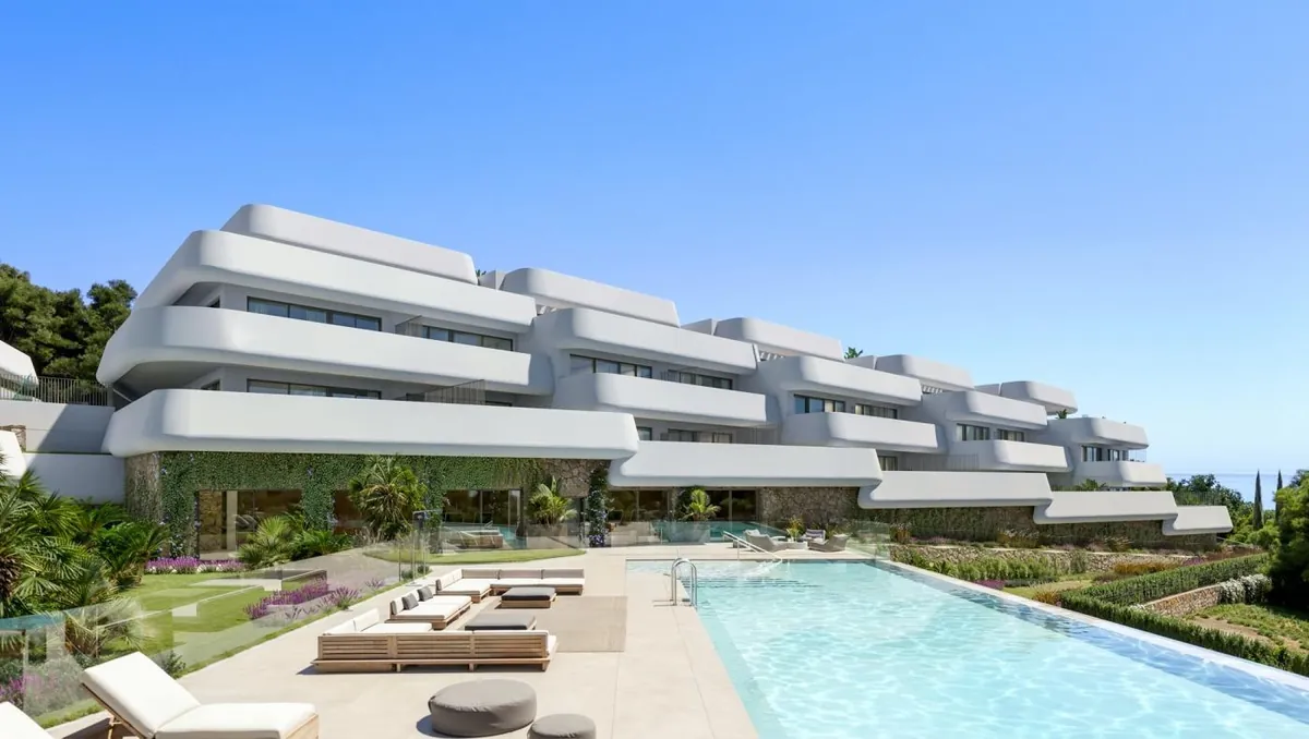 Lage appartementsgebouwen van Skye Casares Golf met zeezicht