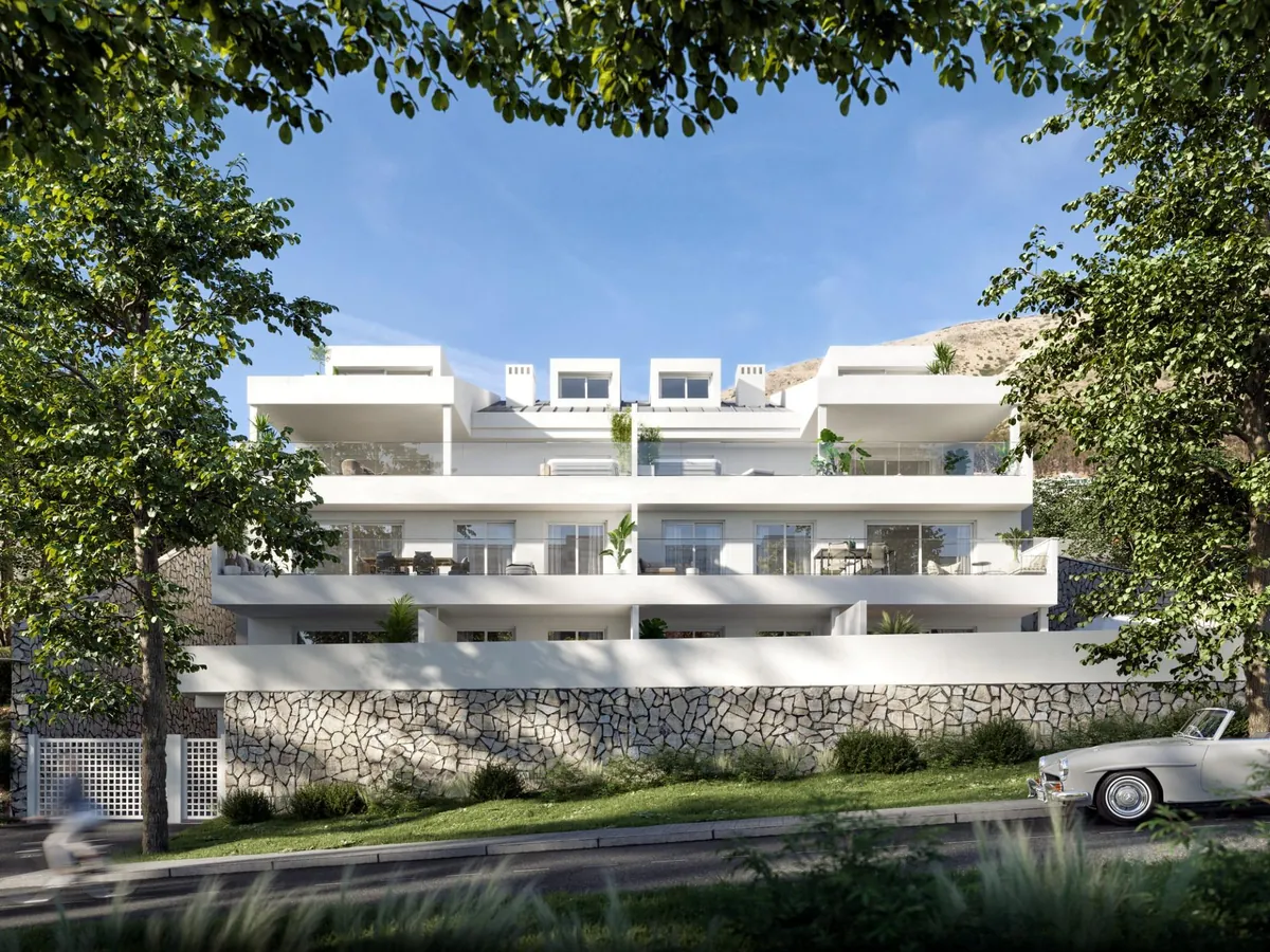 Fachada del pequeño edificio Stella 8 en Benalmádena