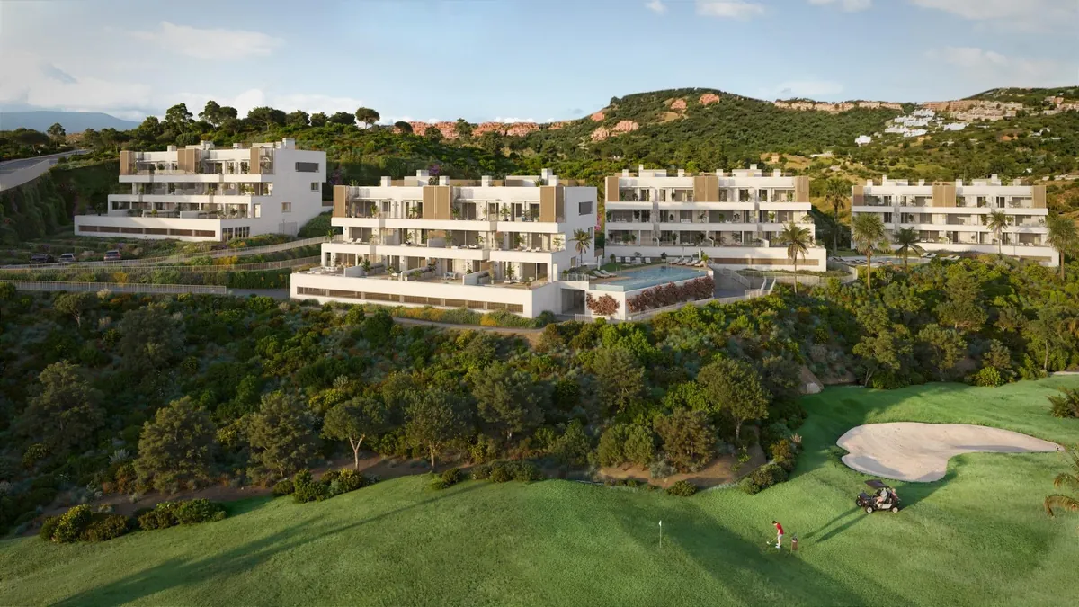 Piscina infinita de Sunrise Golf Residences con vistas al campo de golf