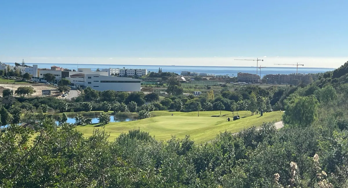 Swing and Sea Villas junto al campo de golf de Azata en Estepona